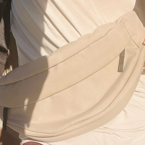 Everlane Women's grayish neutral crossbody bag - Picture 3 of 5